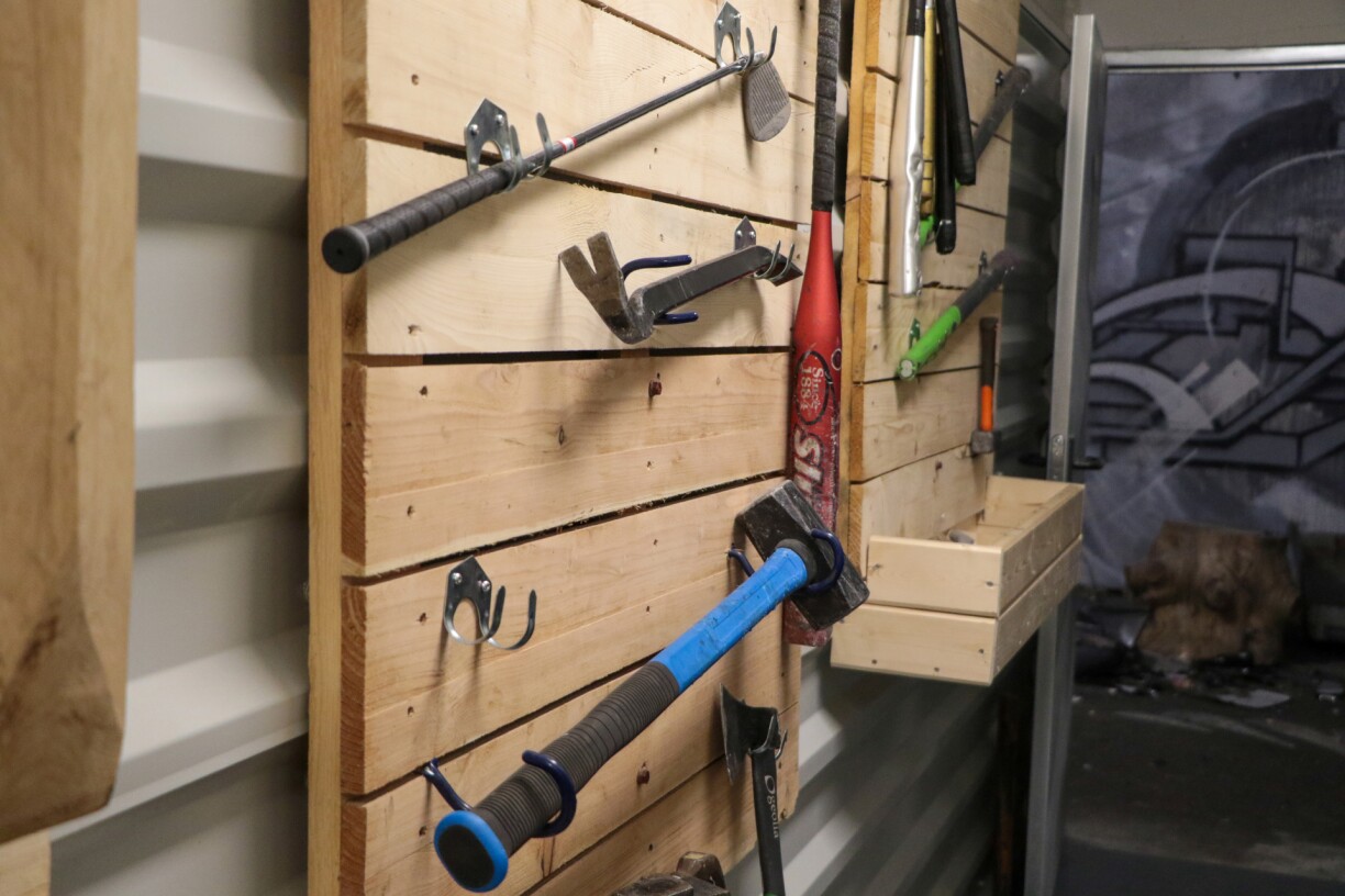 Masse, batte, club de golf... l'arsenal de L'Exutoire donne un éventail de choix à ses clients.