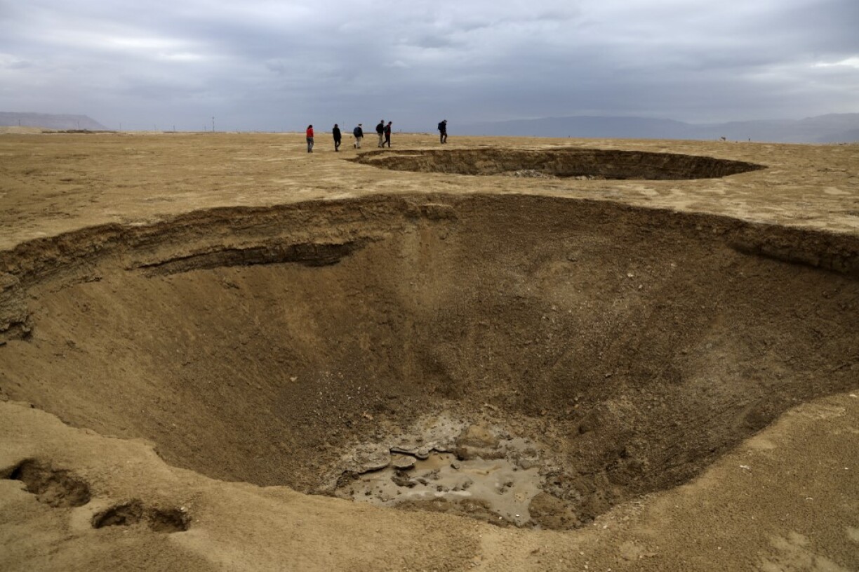Les dolines, des cratères qui se forment au bord de la mer Morte, là où l'eau s'est retirée Menahem.