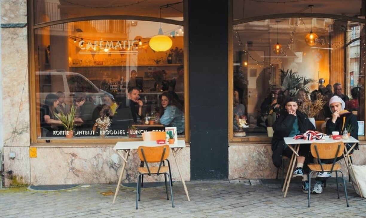 Des jeunes fument sur une terrasse à Antwerpen en Belgique.
