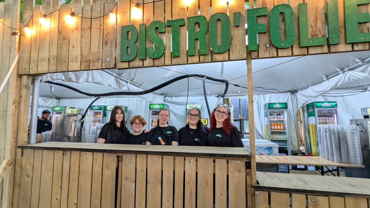 Léa, Corinne, Charline, Alexia et Zoé, bénévoles aux Francofolies 2025.