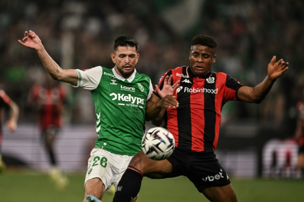 Duel entre le Stéphanois Julien Le Cardinal (g) et le Niçois Kevin Carlos, en barrage L1/L2, au stade Geoffroy-Guichard