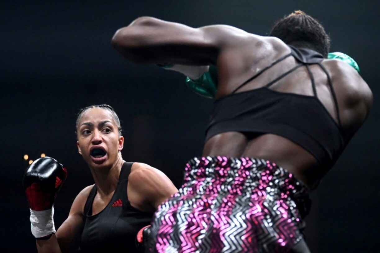 La Française Estelle Mossely championne IBO des poids légers, a conservé sa ceinture en battant la Malawite Anisha Basheel aux points, le 17 février 2023 à Paris