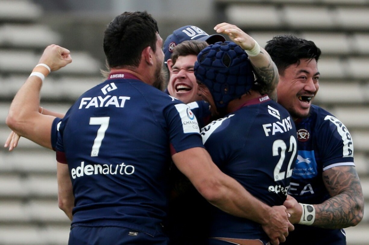 La joie du demi d'ouverture de Bordeaux-Bègles, Matthieu Jalibert (c), et de ses coéquipiers, après leur victoire dans le temps additionnel, 24-21 face au Racing 92, lors du quart de finale de la Coupe d'Europe, le 11 avril 2021 au stade Chaban-Delmas