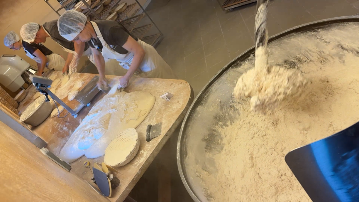 Julie, Christophe et Jocelyne en train de façonner les pâtons, qui iront ensuite dans des patines ou des corbeilles en osier avant de cuir sur pierre...