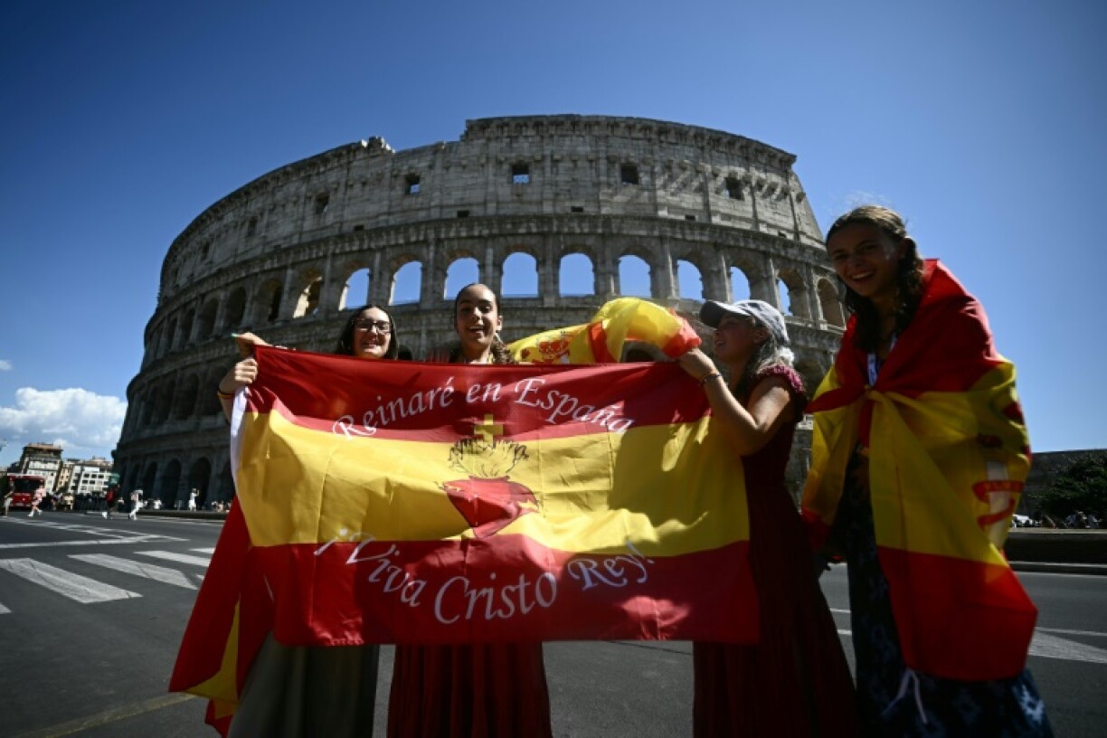 Des jeunes posent derrière un drapeau espagnol alors qu'ils se rassemblent près du Colisée lors du Jubilé de la Jeunesse à Rome le 31 juillet 2025