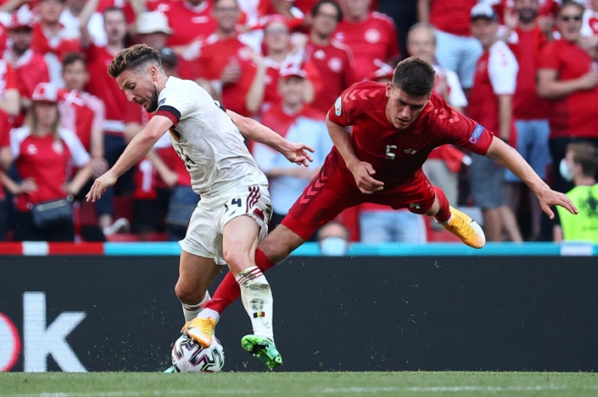 L'attaquant belge Dries Mertens résiste au Danois Joakim Maehle à l'Euro le 17 juin 2021 à Copenhague