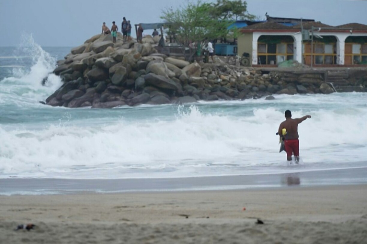 Image tirée d'une vidéo de l'AFPTV montrant une plage de Puerto Escondido, le 18 juin 2025, avant l'arrivée de l'ouragan Erick sur les côtes du Mexique