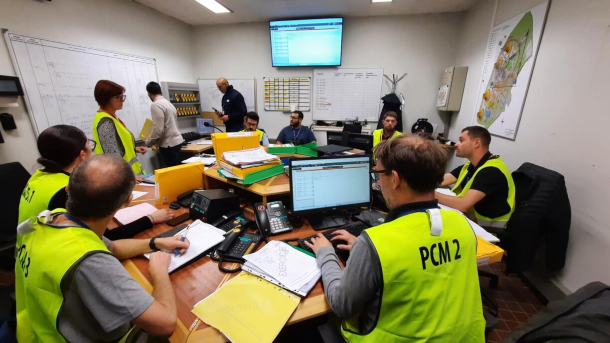 Dans un bâtiment en surpression de la centrale, plusieurs Postes de commandement s'activent pour diriger les opérations à mener sur le terrain.