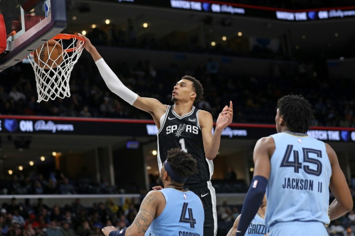 Le prodige français de la NBA Victor Wembanyama (#1) dunke lors d'un match de son équipe des San Antonio Spurs contre les Grizzlies, le 12 avril 2024 à Memphis