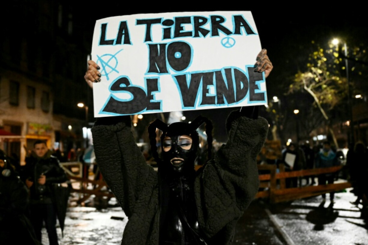 Une manifestante porte un écriteau
