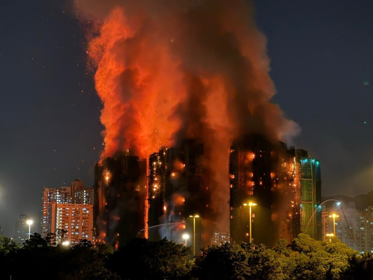 Un incendie dans les tours du complexe résidentiel de Wang Fuk Court à Tai Po, le 26 novembre 2025 à Hong Kong