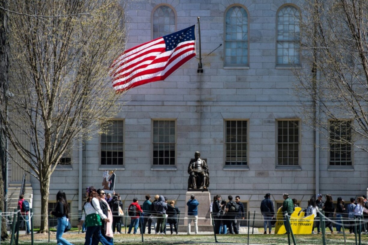 Des manifestants sur le campus d'Harvard, après un rassemblement contre les attaques du président américain Donald Trump contre l'université, le 17 avril 2025 à Cambridge, dans le Massachusetts