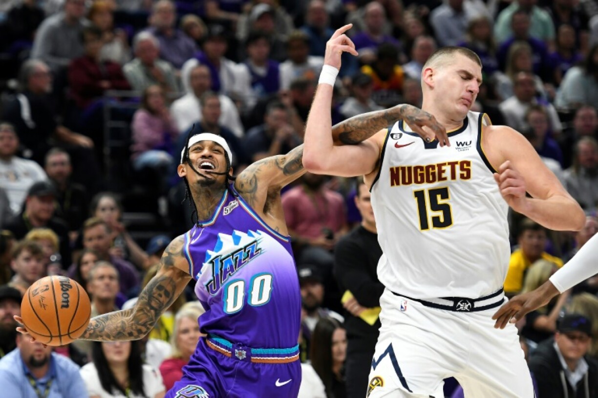 Le joueur de Utah Jazz Jordan Clarkson (G) lors d'un match NBA contre les Denver Nuggets le 19 octobre 2022 à Salt Lake City