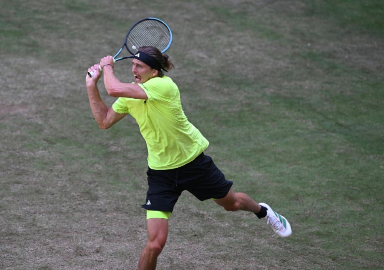 Alexander Zverev shrugs off illness to reach Halle semi-finals