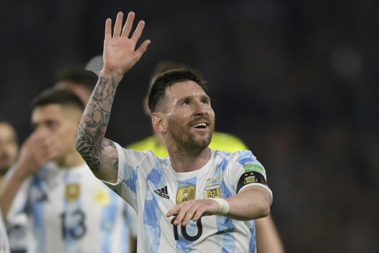 Lionel Messi salue le public de la Bombonera après la victoire de l'Argentine contre le Venezuela 3-0 en qualifications au Mondial-2022, à Buenos Aires, le 25 mars 2022