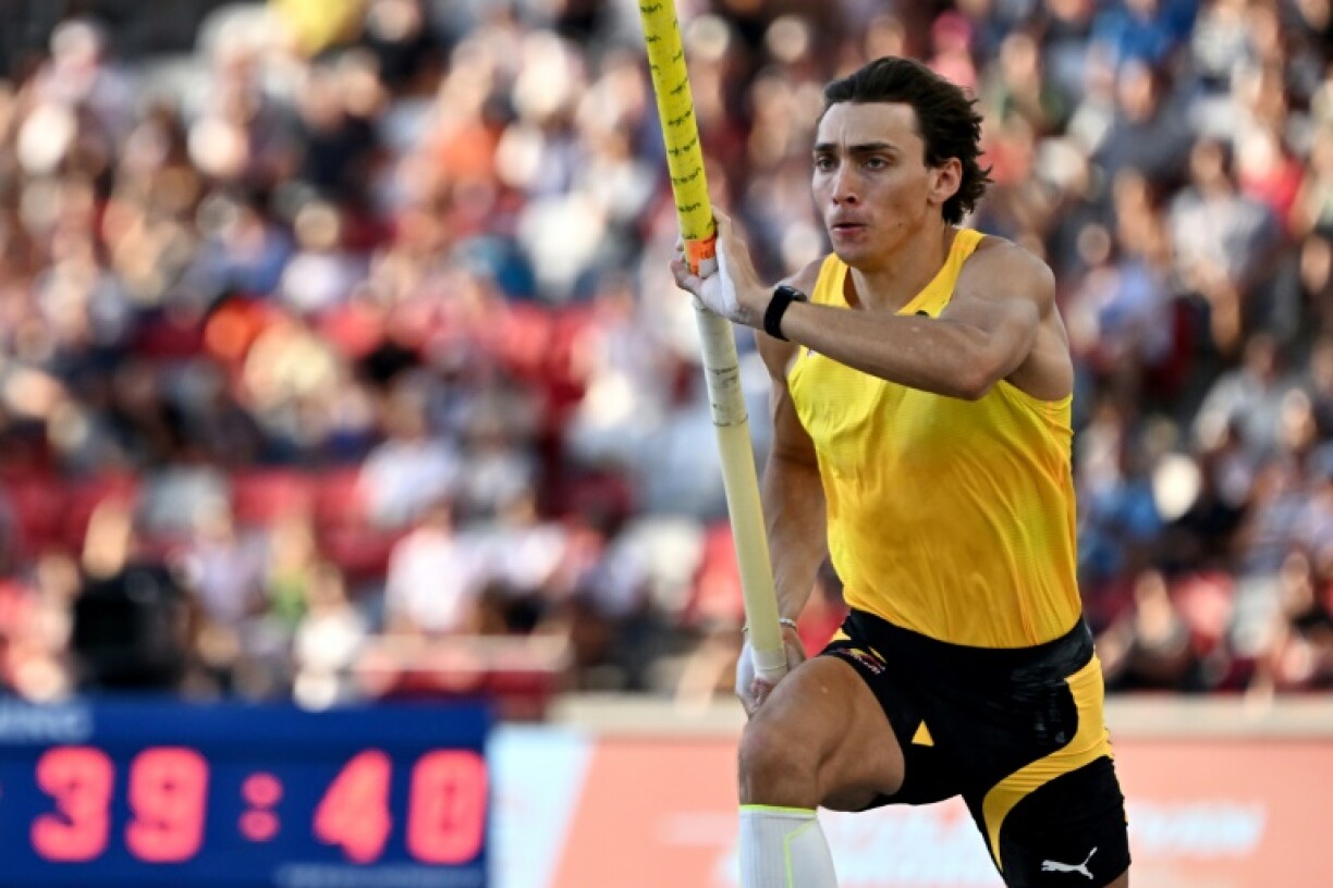 Armand Duplantis en route to setting a new pole vault world record in Budapest on Tuesday