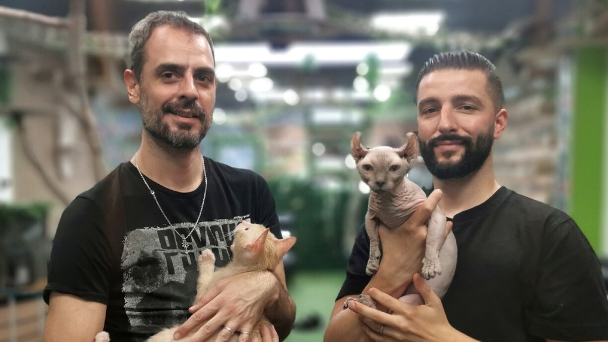 Mehdi Mimèche (à droite), aux côtés de l'un de ses associés, Michaël Scalise, dans le nouveau Chalon de Thé, quartier gare.