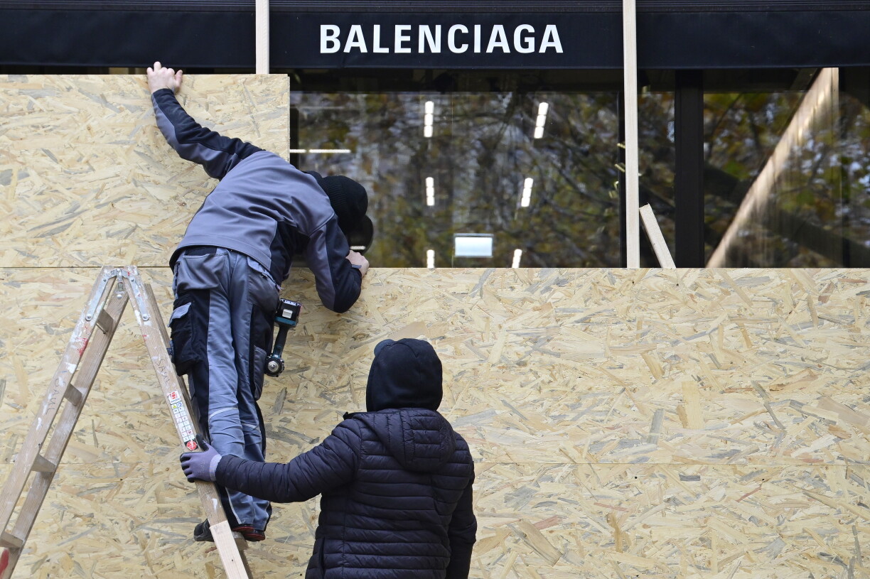 Des ouvriers condamnent les vitrines d’une boutique Balenciaga à Berlin, à la veille de manifestations de jeunes annoncées à l’échelle nationale.