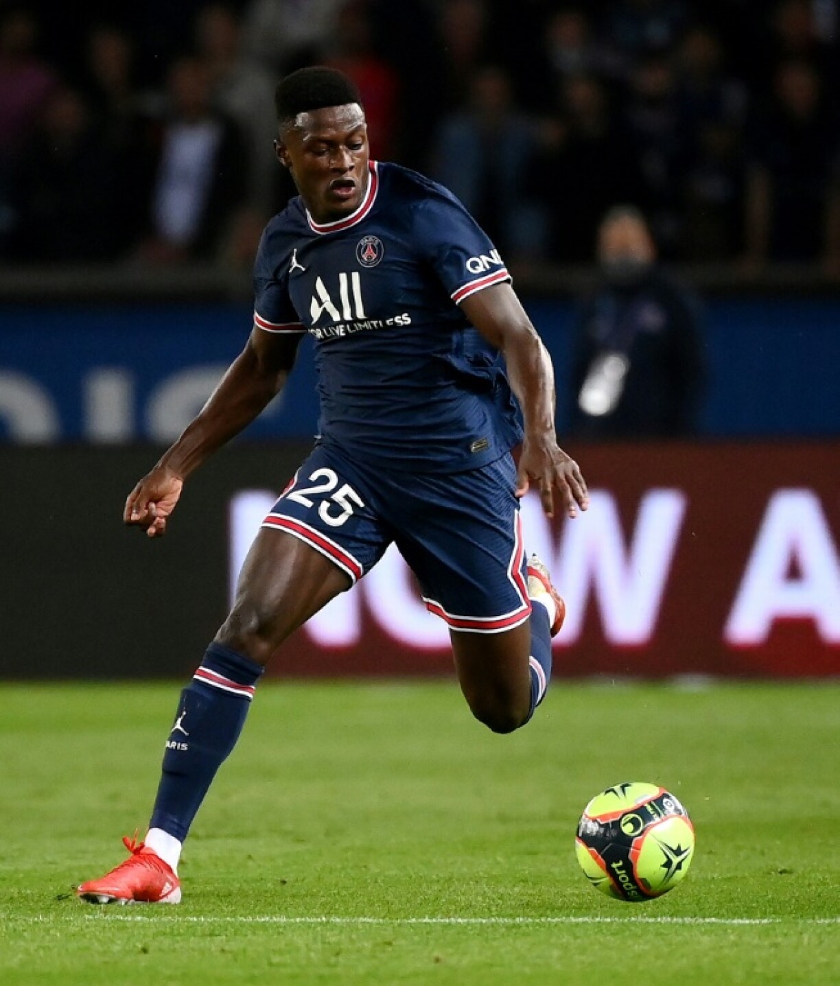 Le jeune défenseur portugais Nuno Mendes avec le PSG face à l'Olympique Lyonnais au Parc des Princes, le 19 septembre 2021