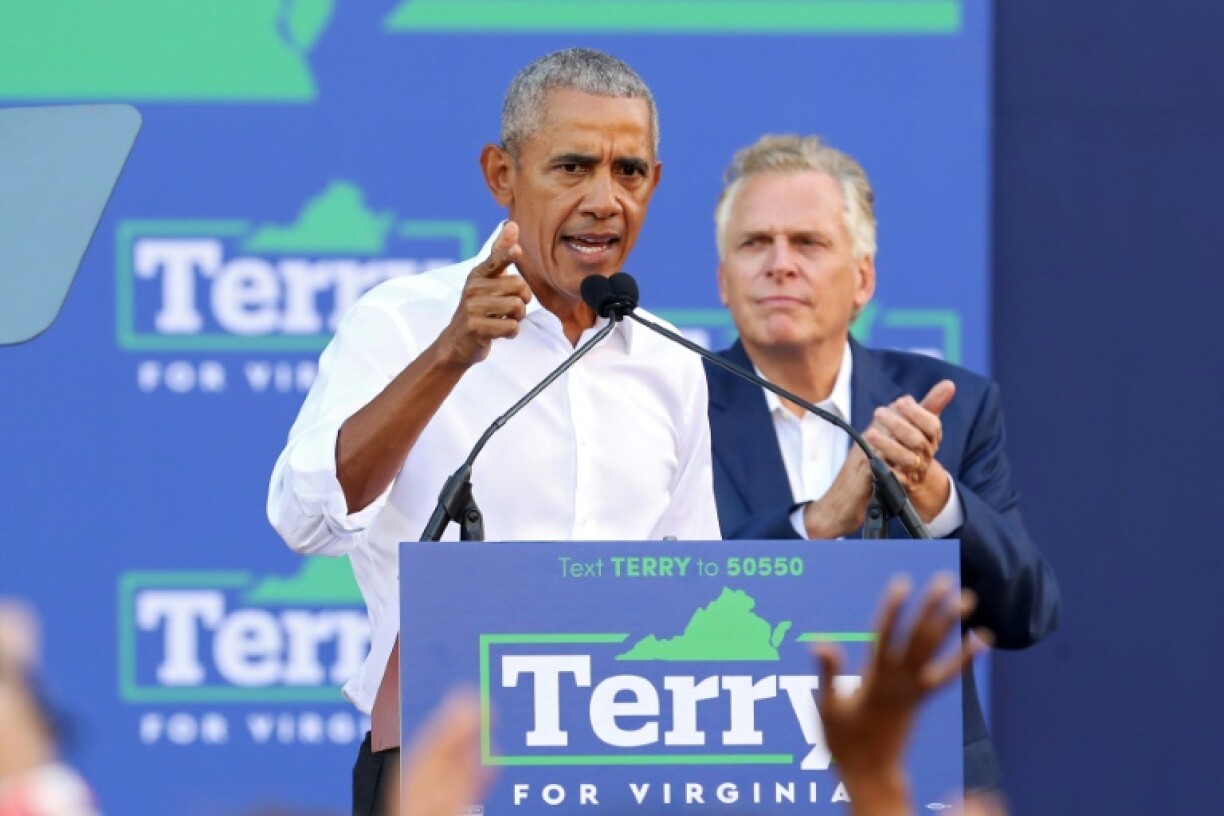 L'ancien président américain Barack Obama en campagne en Virginie pour soutenir le candidat démocrate au poste de gouverneur, Terry McAuliffe, assis derrière lui