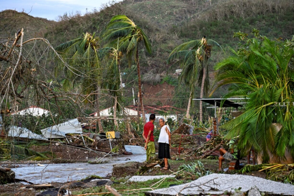 Des habitants d'El Cobre, dans la province de Santiago de Cuba, constatent les dégats sur leur maison totalement détruite après le passage de l'ouragan Melissa, le 29 octobre 2025