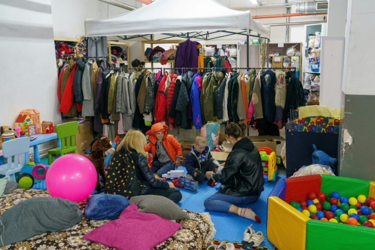 Des habitants de Marioupol ont trouvé refuge dans le sous-sol d'une usine de vodka reconverti en centre d'accueil, à Zaporojie le 2 avril 2022