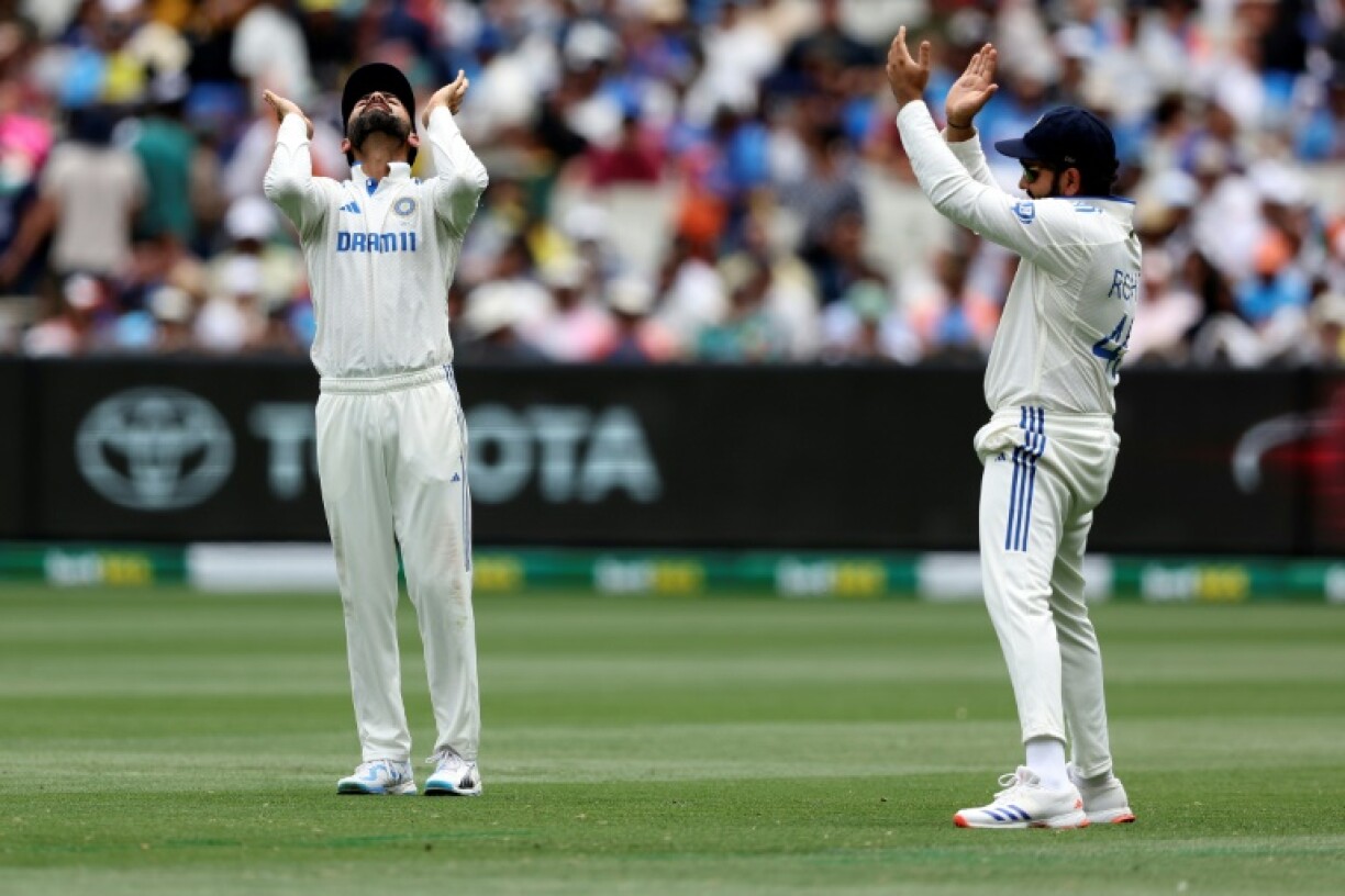 India's Virat Kohli (L) and Rohit Sharma during the fourth Test in Melbourne