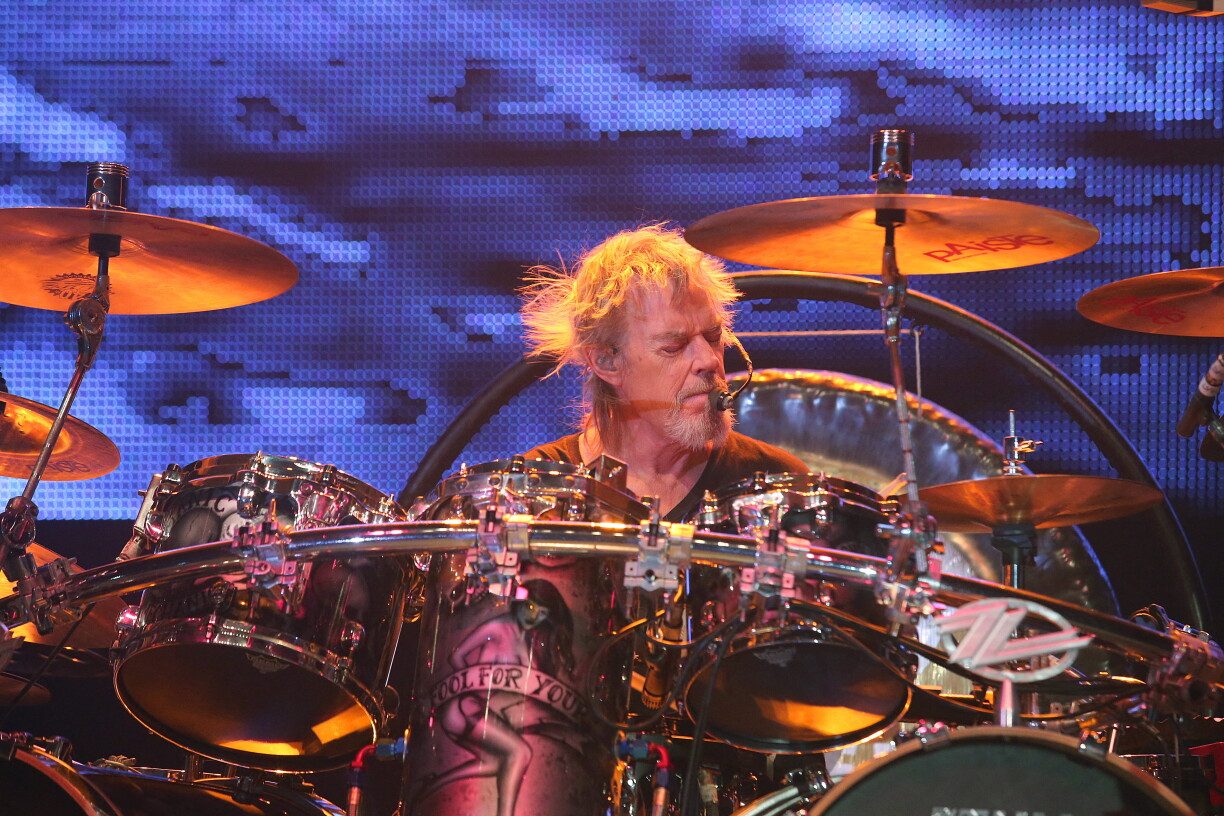 De Frank Beard bei engem Concert den 12. Juli 2013 zu Epernay a Frankräich wärend der "La Futura"-Tour vu ZZ Top.
