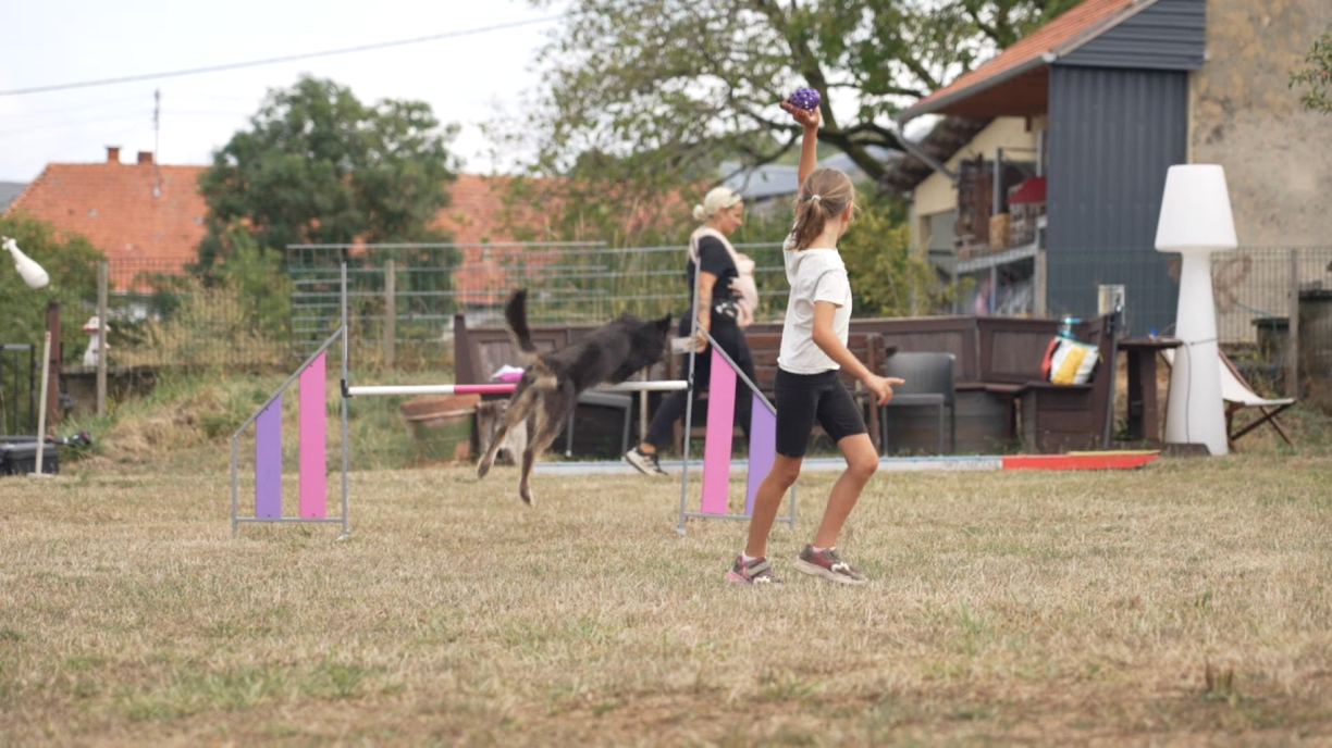 Dem Andy an dem Tania Eiffes hiert eelsten d'Kand trainéiert och schonn Agility mam Familljenhond Ace.