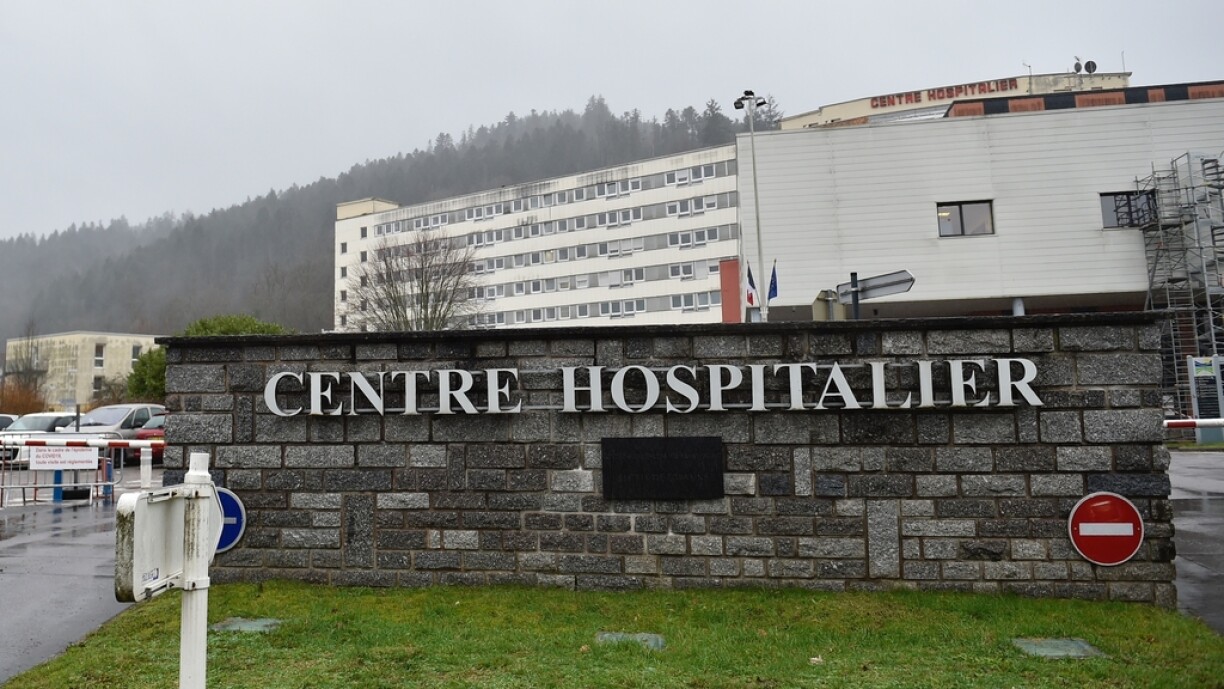 Une photo de l'entrée de l'hôpital de Remiremont dans les Vosges