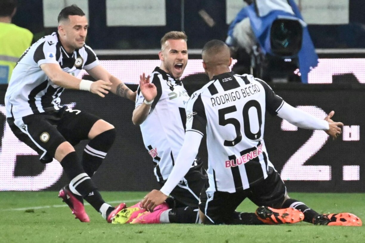 Le milieu slovène de l'Udinese Sandi Lovric (c) vient d'ouvrir la marque contre Naples, le 4 mai 2023 à Udine