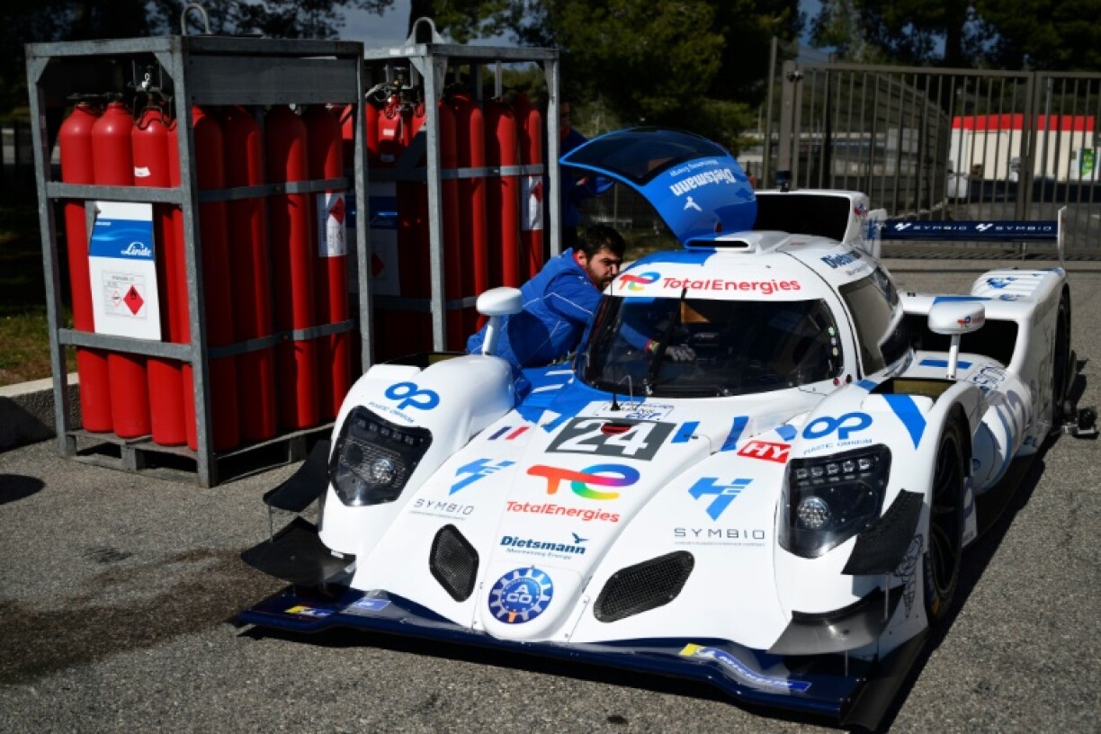 Un mécanicien s'occupe du prototype à hydrogène de la Mission H24, lors d'un essai au Castellet le 22 avril 2024