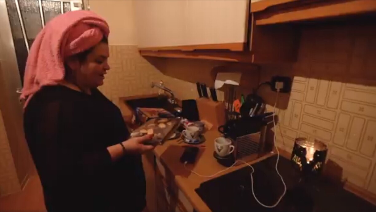 Sonia est obligé d'avoir un deuxième job pour s'en sortir.