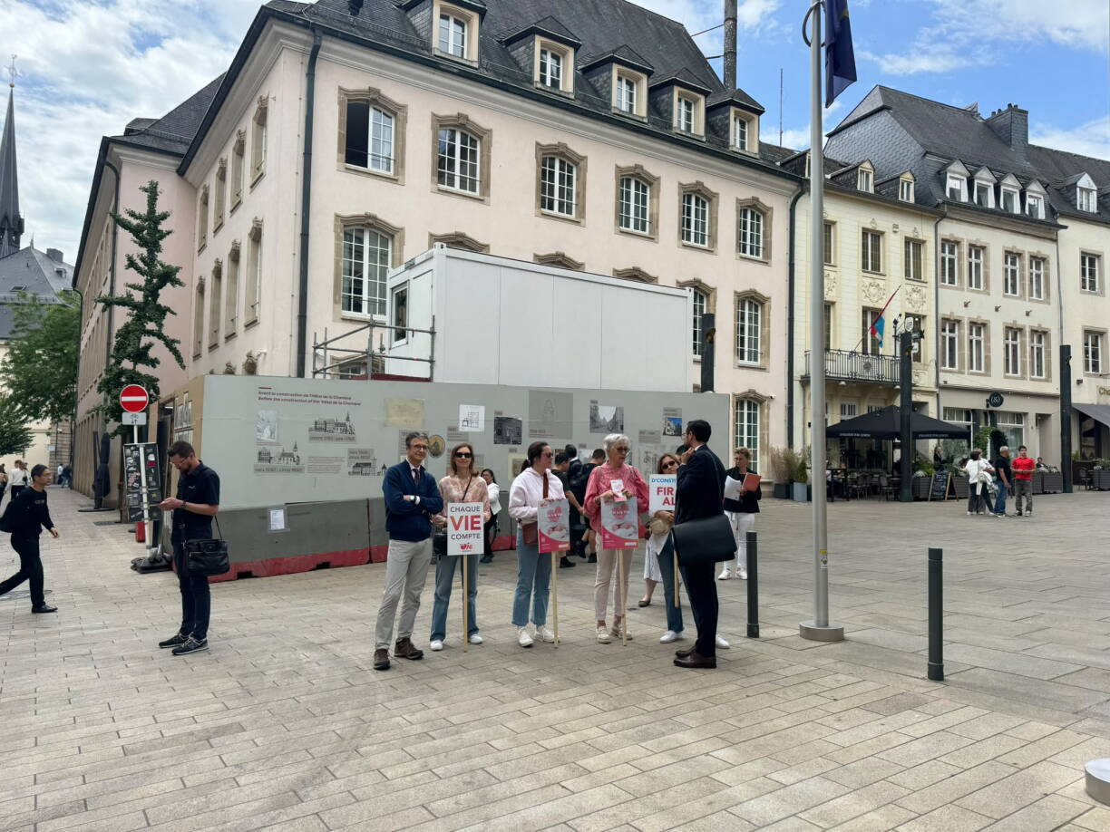 Virun der Chamber hate sech Leit afonnt, fir géint d'Decisioun ze protestéieren