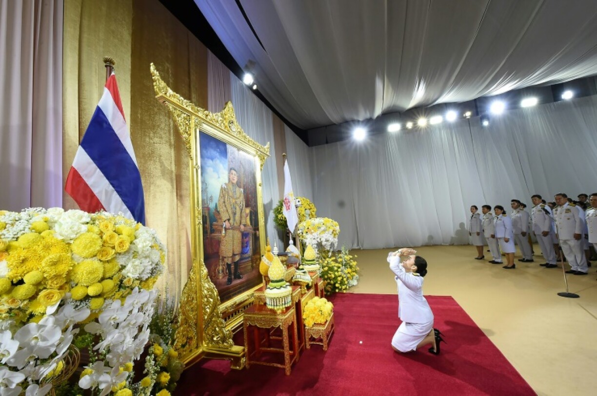Photo diffusée par le gouvement thaïlandais le 18 août 2024 de Paetongtarn Shinawatra, la fille de l'ex-Premier ministre milliardaire controversé Thaksin, rendant hommage à un portrait du roi lors de son investiture à Bangkok