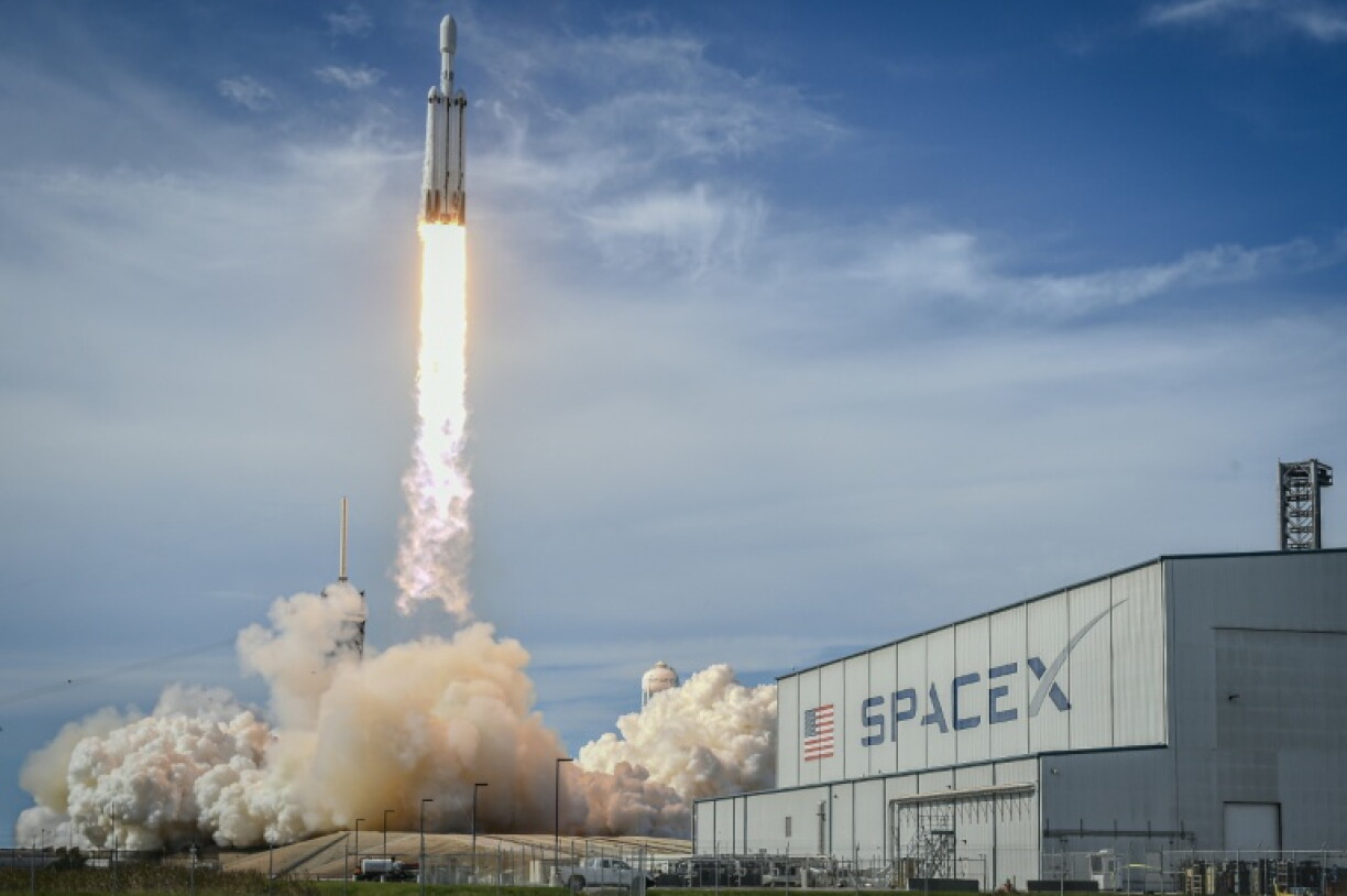 Une fusée Falcon Heavy de SpaceX transportant un satellite météorologique décolle du Centre spatial Kennedy de la Nasa, en Floride, le 25 juin 2024