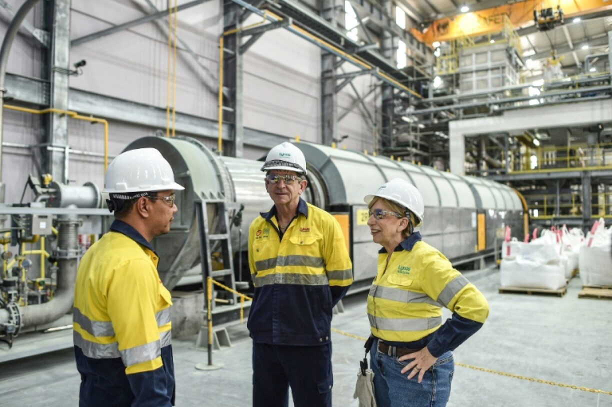 Le directeur des opérations, Pol Le Roux (c) et la directrice générale Amanda Lacaze (d) lors d'une visite des installations de la société minière australienne Lynas à Gebeng, dans l'est de la Malaisie, le 8 avril 2026