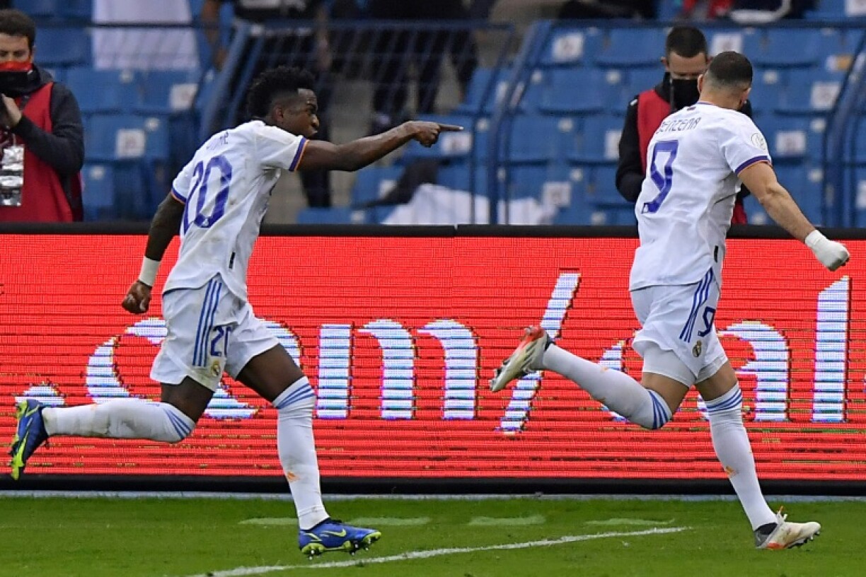 La joie de l'attaquant du Real Madrid, Karim Benzema, félicité par le Brésilien Vinicius Junior, après avoir marqué le 2e but face à Barcelone, lors de la demi-finale de la Supercoupe d'Espagne, le 12 janvier 2022 à Riyadh