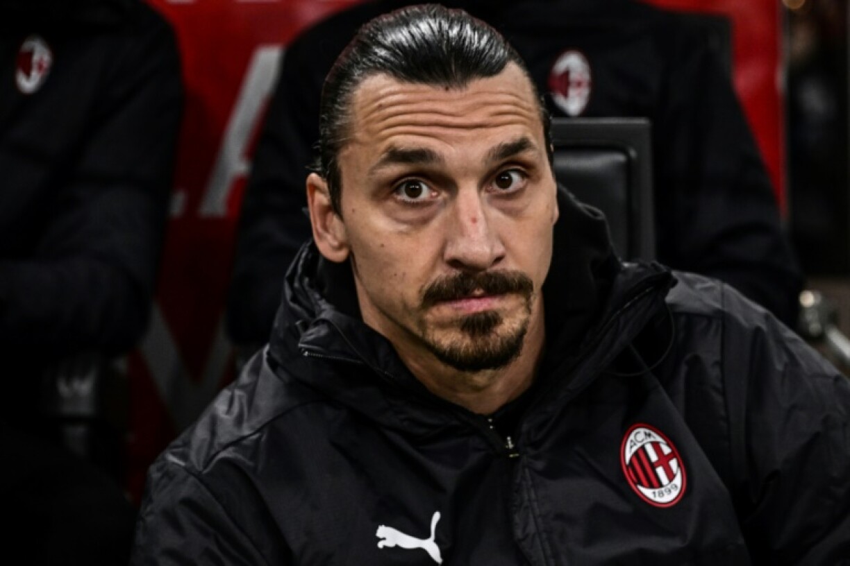 L'attaquant suédois Zlatan Ibrahimovic, sur le banc de touche, avant le match à domicile de la 31e journée de Serie A contre Bologne, le 4 avril 2022 au Stade San Siro