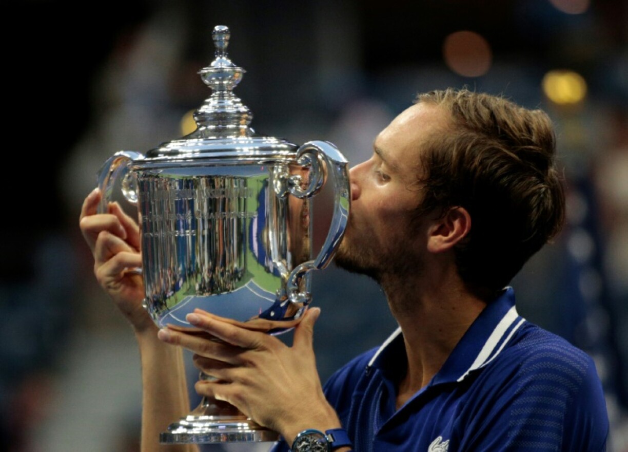 Le Russe Daniil Medvedev avec le trophée du vainqueur de l'US Open de tennis le 12 septembre 2021 à New York après sa victoire en finale sur le Serbe Novak Djokovic