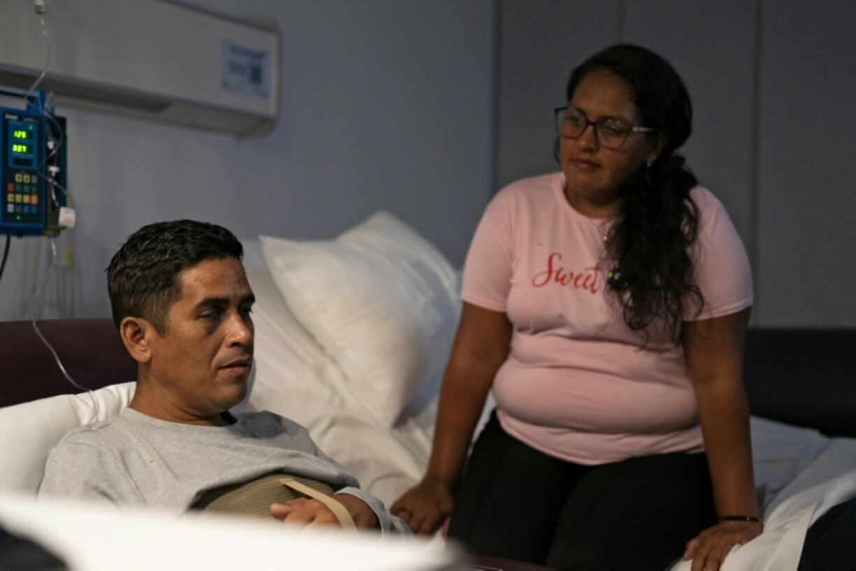Hernan Gil, qui a survécu près de huit jours sous les décombres d'un immeuble à Catia La Mar après deux séismes survenus le 24 juin dans l'Etat de La Guaira, est hospitalisé à Caracas, accompagné de sa compagne Rubesmal Gonzalez, le 5 juillet 2026 au Venezuela