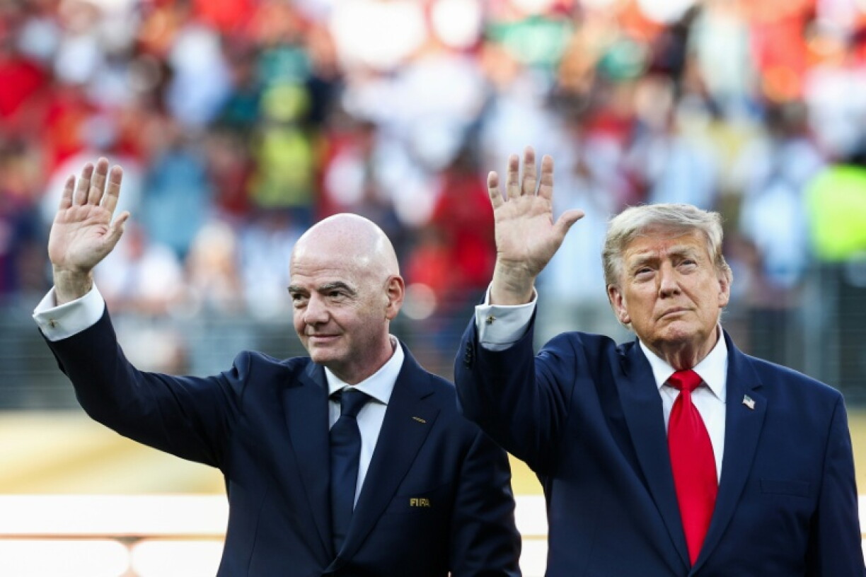Donald Trump (d) et Gianni Infantino lors de la cérémonie de remise du trophée de la Coupe du monde à l'Espagne après sa finale remportée conre l'Argentine, le 19 juillet 2026 à East Rutherford près de New York