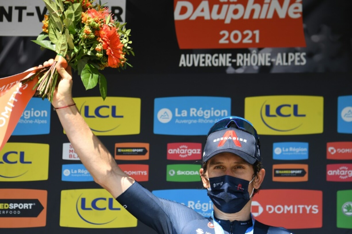 Le Gallois Geraint Thomas sur la 1re marche du podium de la 5e étape du Critérium du Dauphiné, entre Saint-Chamond et Saint-Vallier, le 3 juin 2021