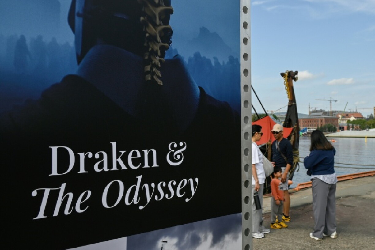 Des visiteurs découvrent le Draken Harald Hårfagre, le navire utilisé dans le film