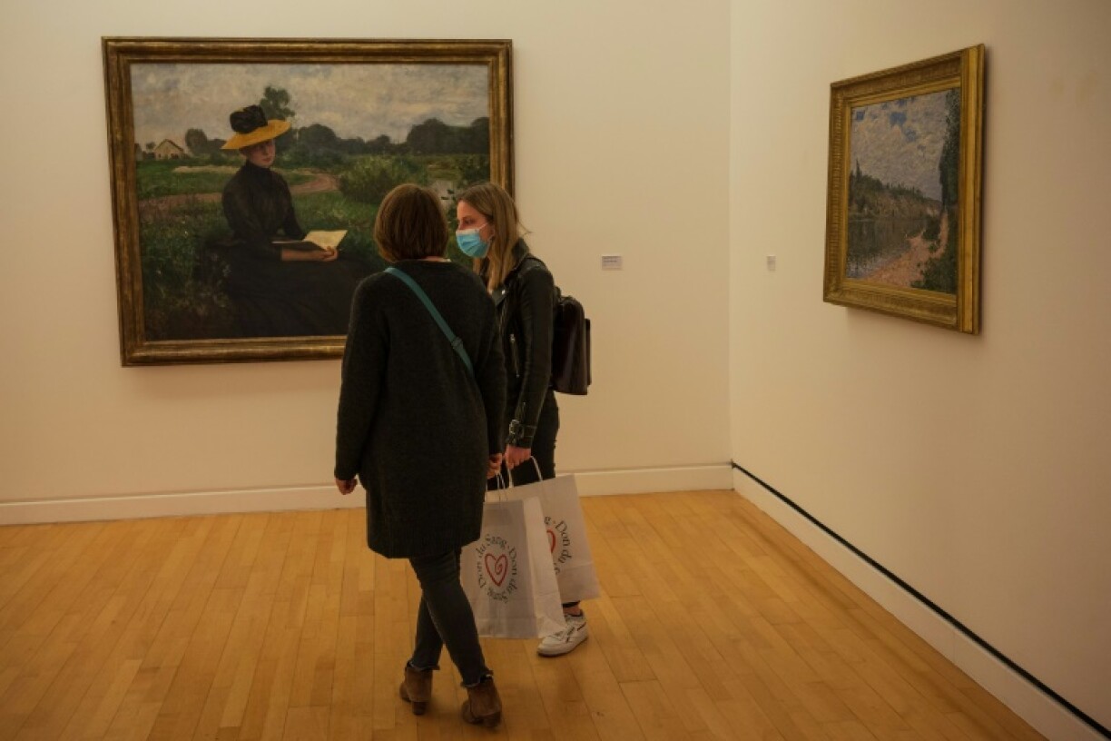 Des personnes visitent le Musée d'art morderne et contemporain de Strasbourg (MAMCS) après avoir donné leur sang, le 12 avril 2021