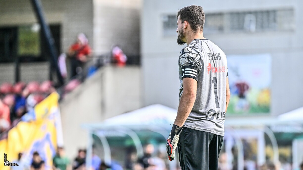 Teddy da Silva a réalisé des prouesses dans le but mondercangeois mais Ulisses Oliveira a sauvé un point pour le leader.