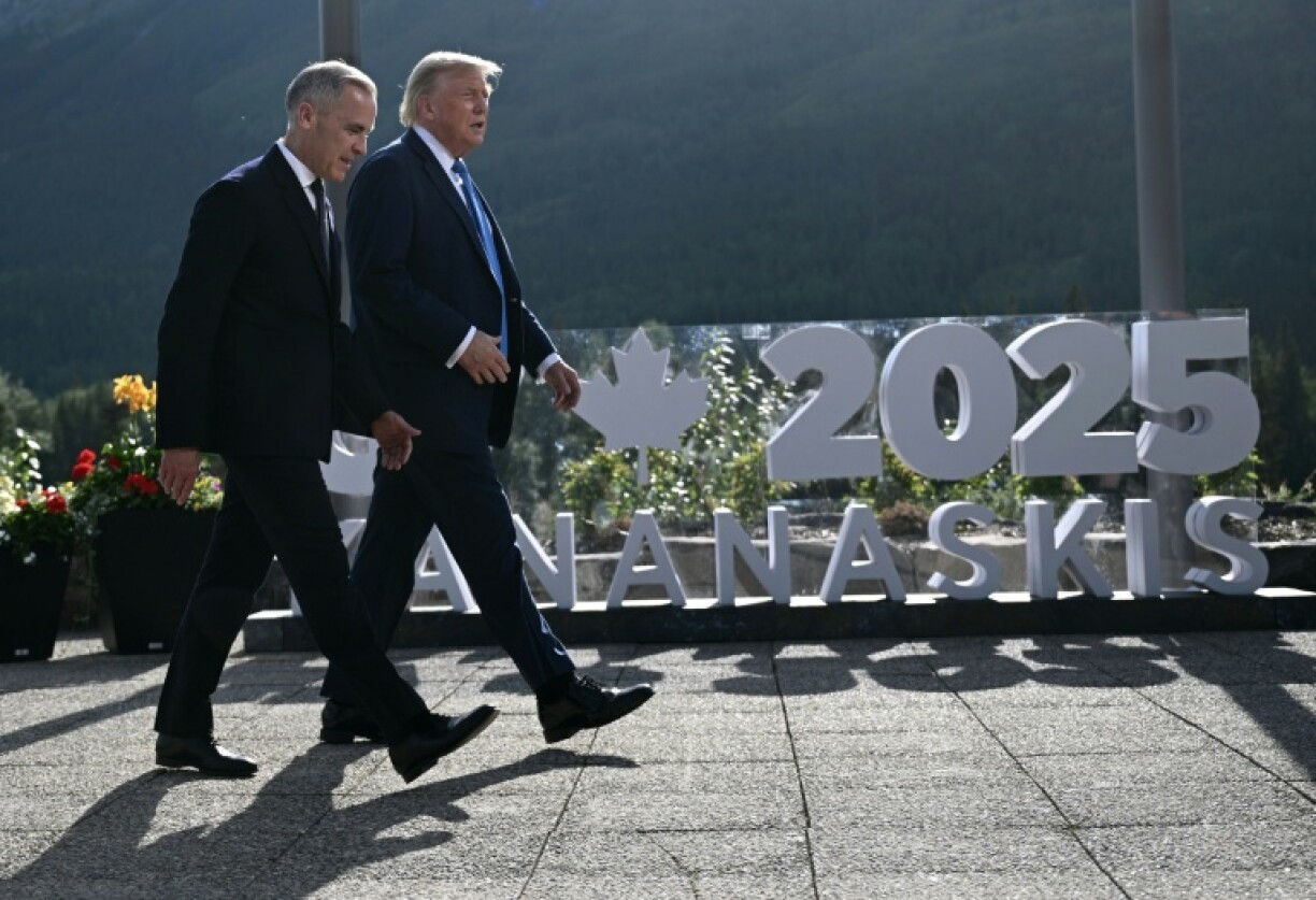 Canadian Prime Minister Mark Carney (L) and US President Donald Trump at a G7 summit in Canada in June 2025