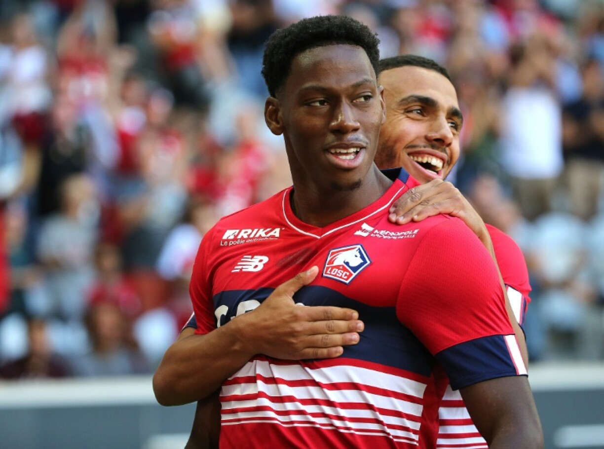 L'attaquant canadien de Lille Jonathan David, félicité par le défenseur algérien Akim Zedadka, après avoir marqué contre Auxerre, lors de la 1ère journée de Ligue 1, le 7 août 2022 à Villeneuve-d'Ascq