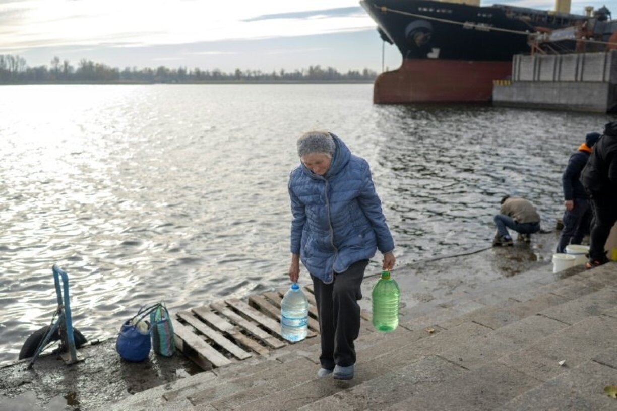 Local people are collecting water from the Dnipro river in Kherson, now a natural dividing line between Ukraine's forces and Russians on the opposing bank / © AFP