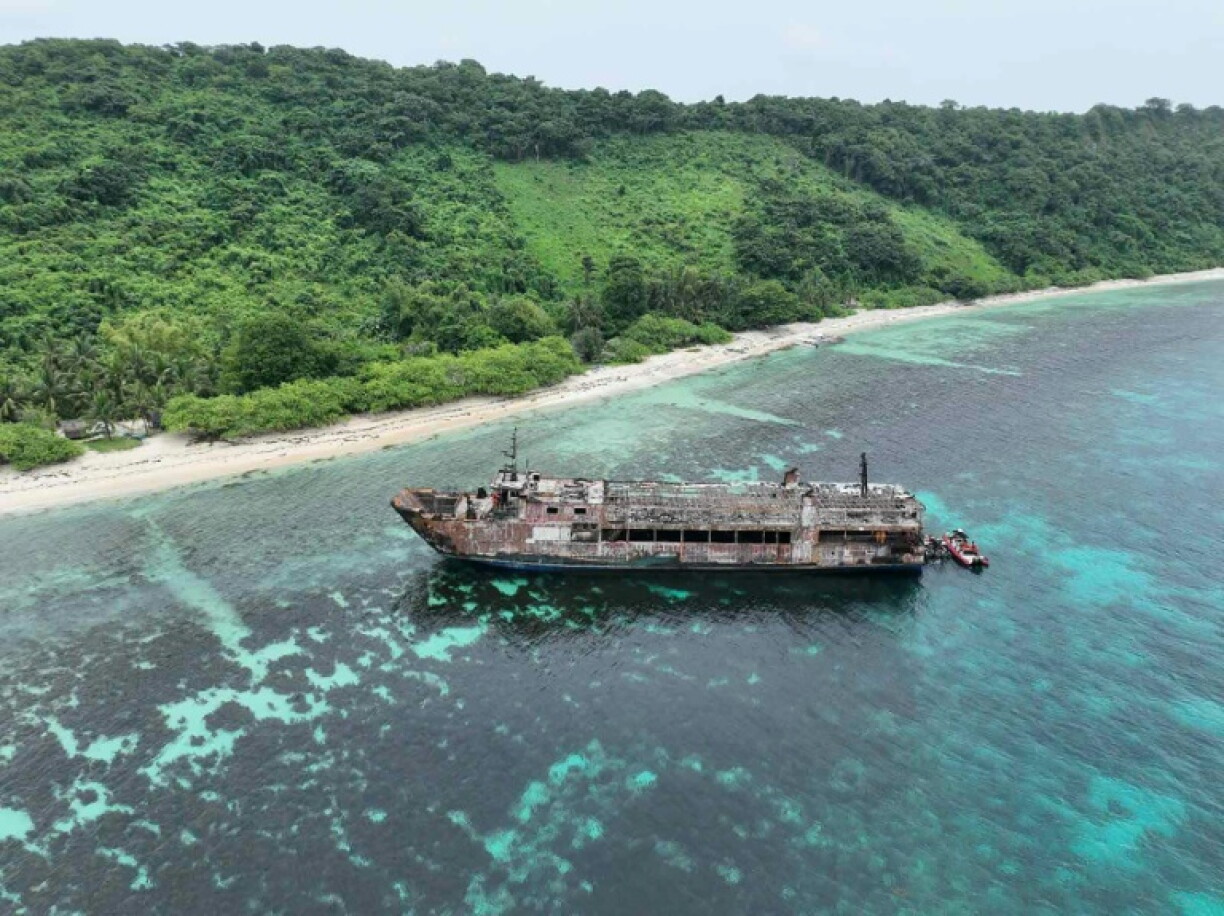 La carcasse calcinée du M/V June Aster, le 11 septembre 2026, au large de Coron, aux Philippines